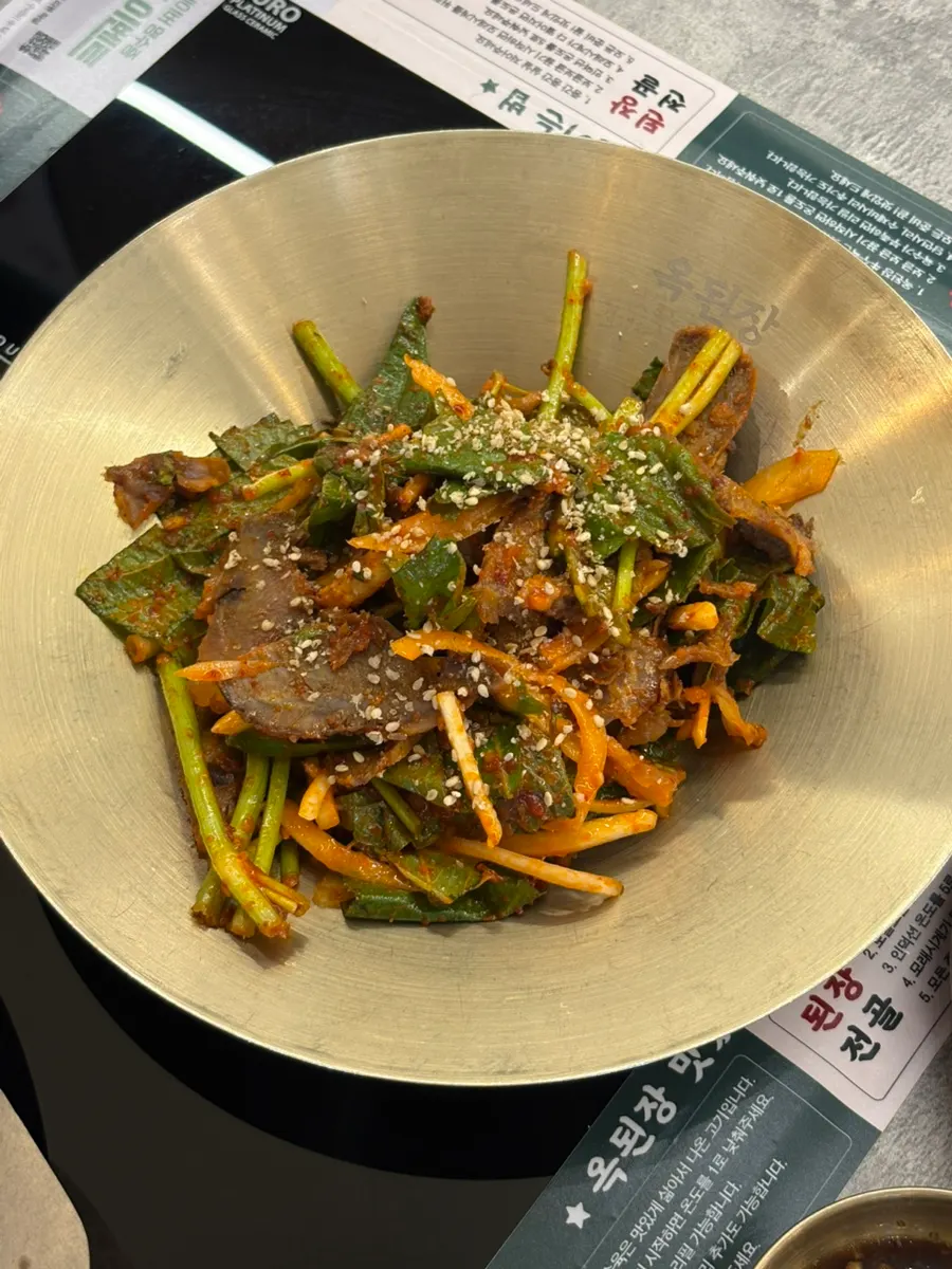 Basic side dishes: grilled seaweed, stir-fried kimchi, seasoned bean sprouts
