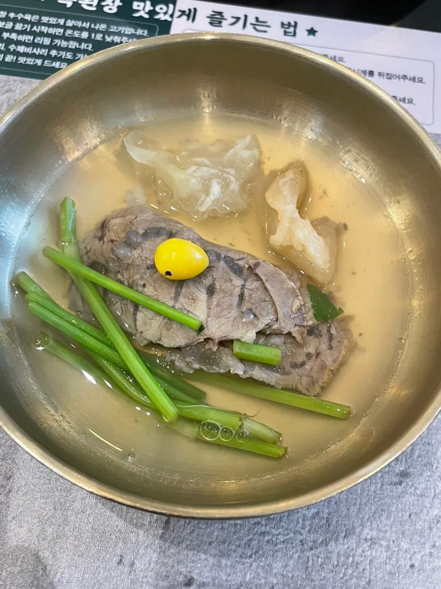 テーブルのIHコンロで煮える茹で豚専骨鍋