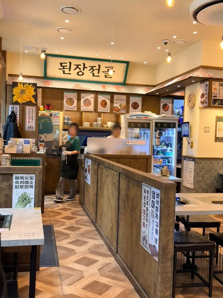 Tidy interior of Ok Doenjang Suwon Hommaesil Branch