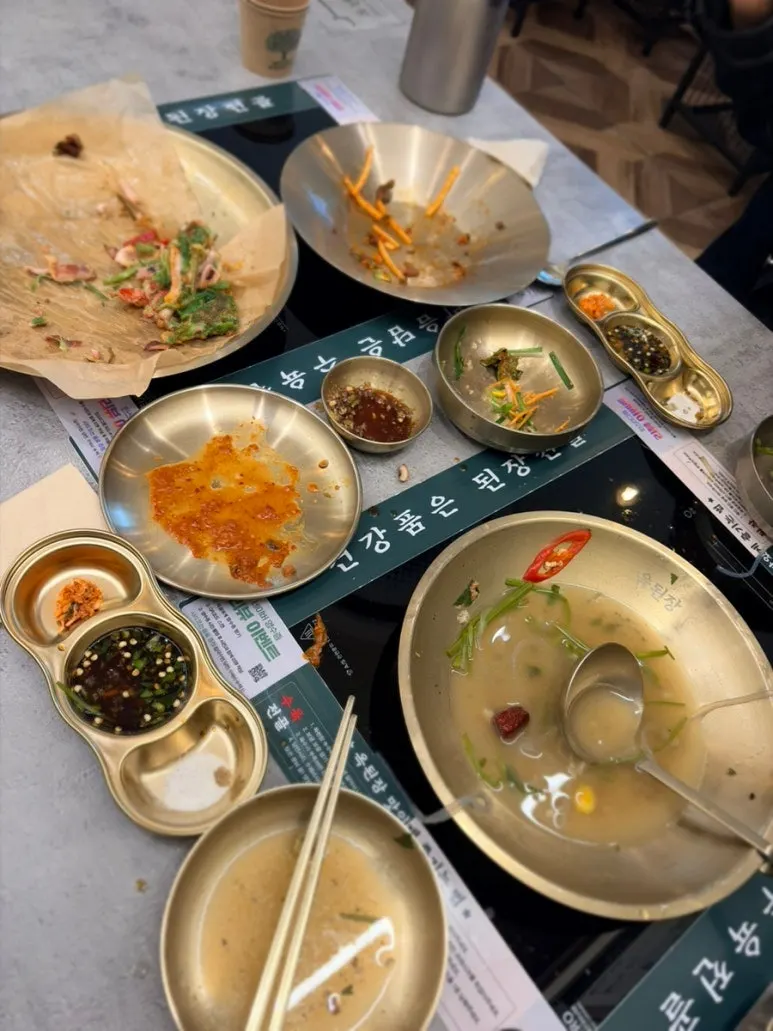 Table nearly cleared after finishing the feast set