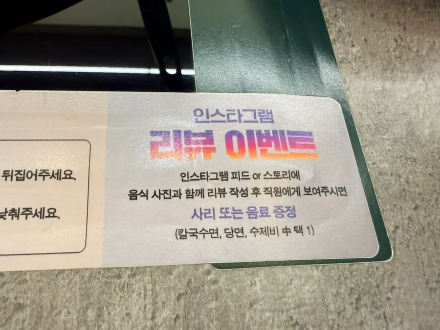밥과 함께 차려진 반찬 테이블