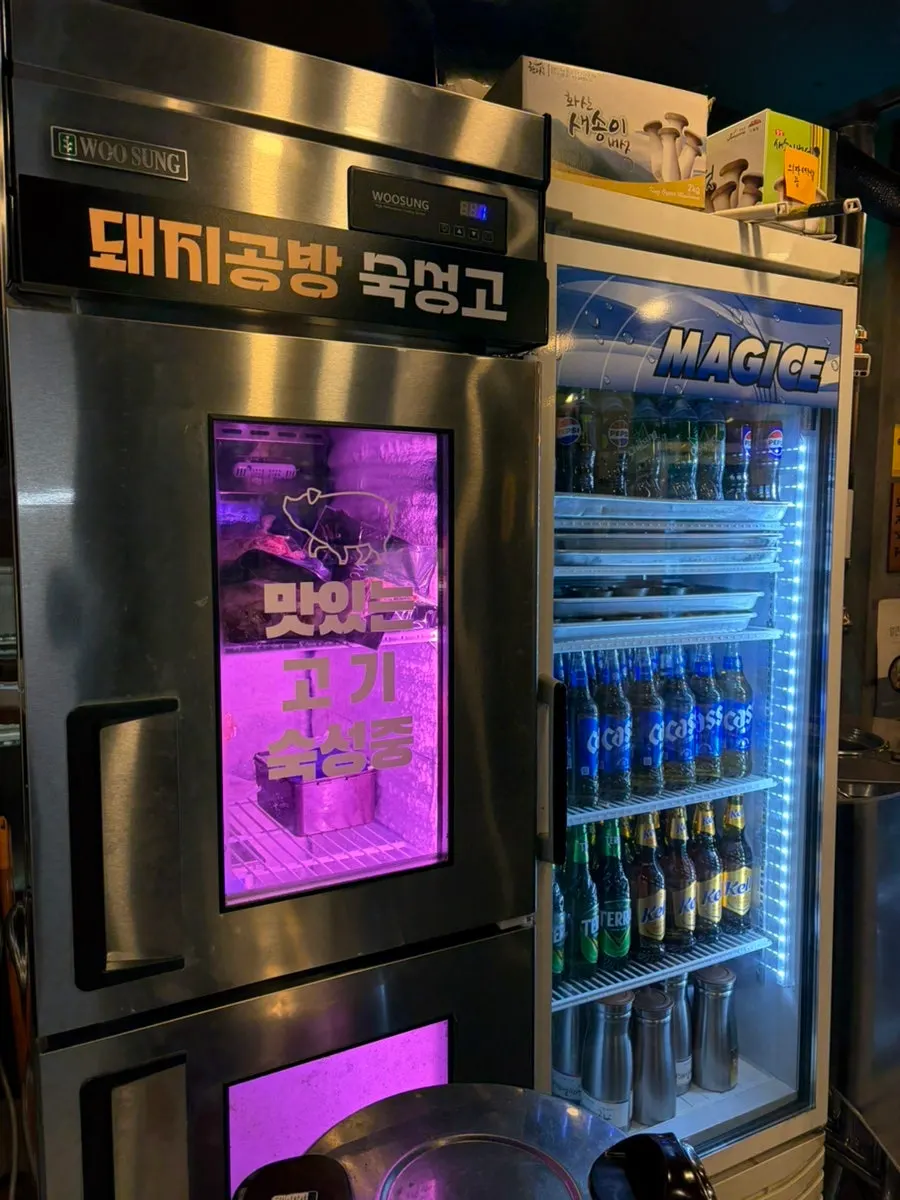 고깃집 테이블과 숯불 화로