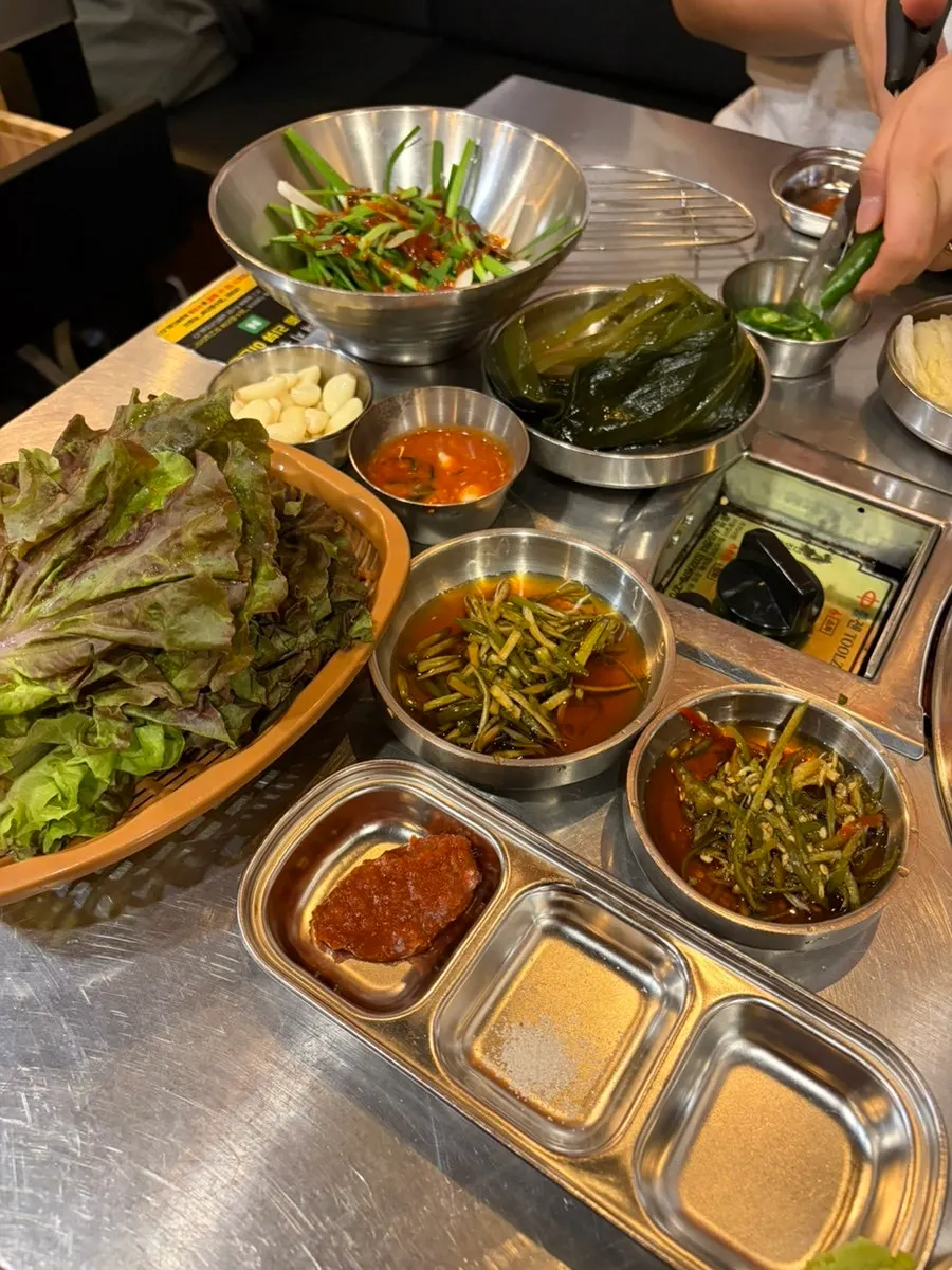 비장탄 숯불에 구워지는 돼지고기