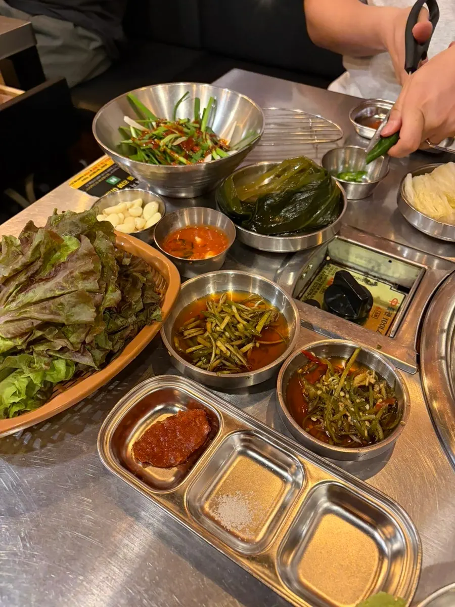 숯불에서 익어가는 목살과 특수부위