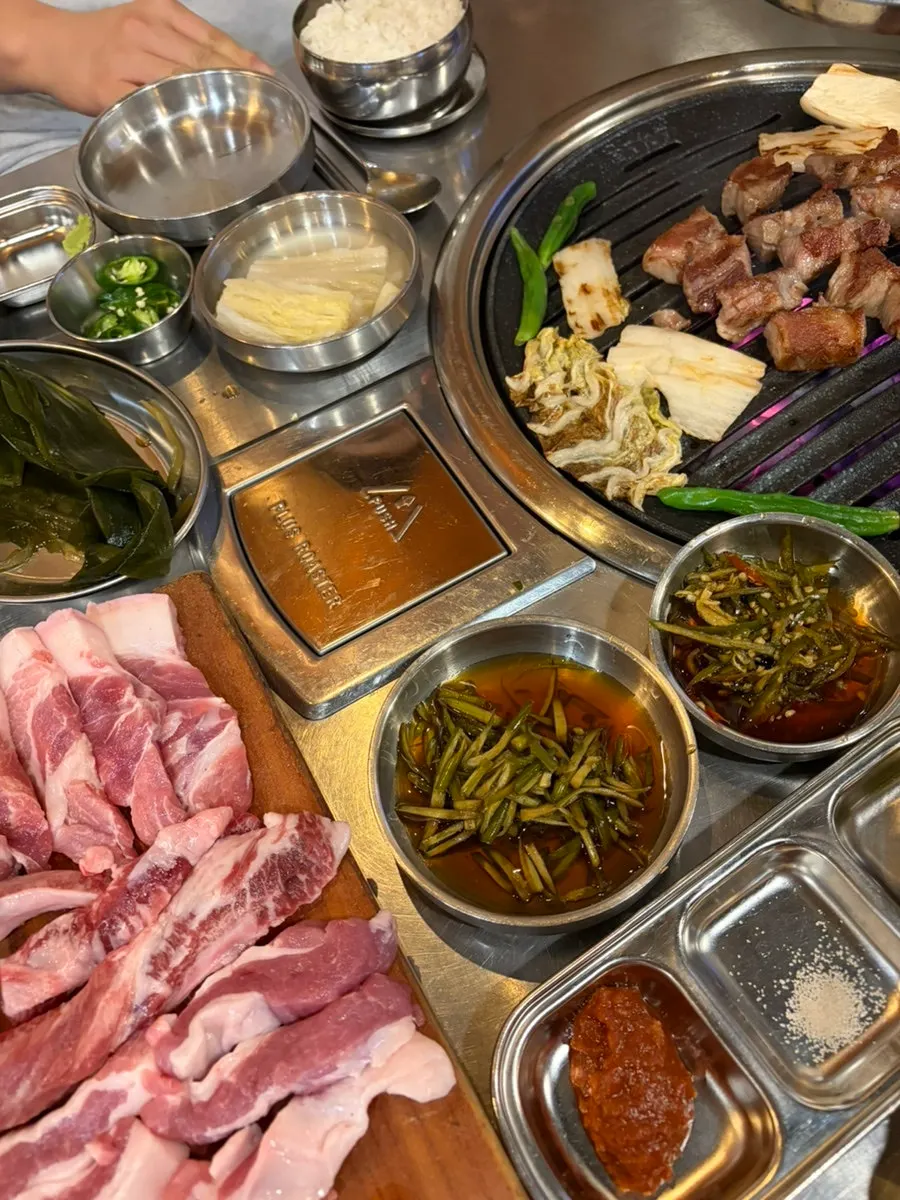 다 구워진 돼지고기 한 점