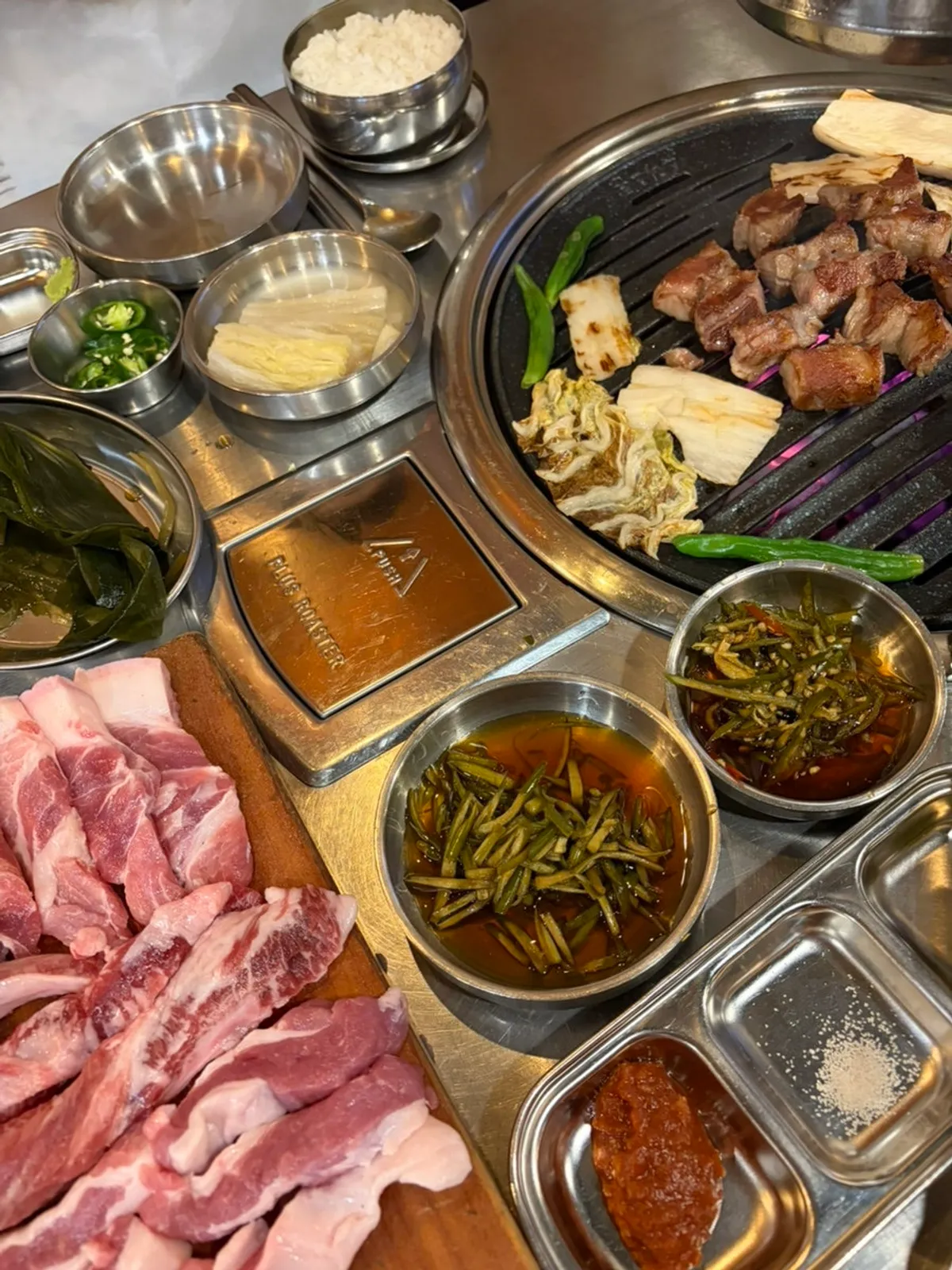 숯불 직화로 구운 돼지고기 클로즈업