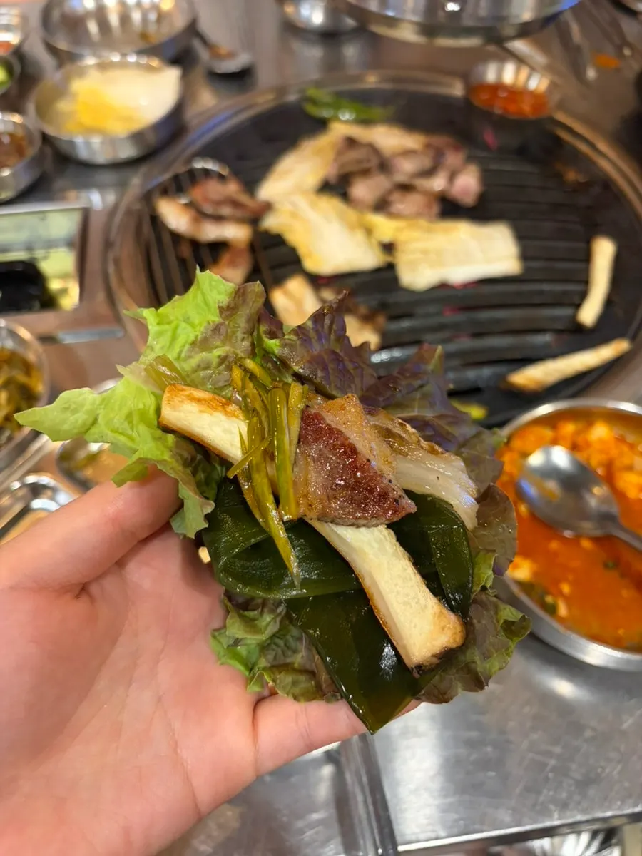 고기와 반찬을 함께 올린 한 쌈