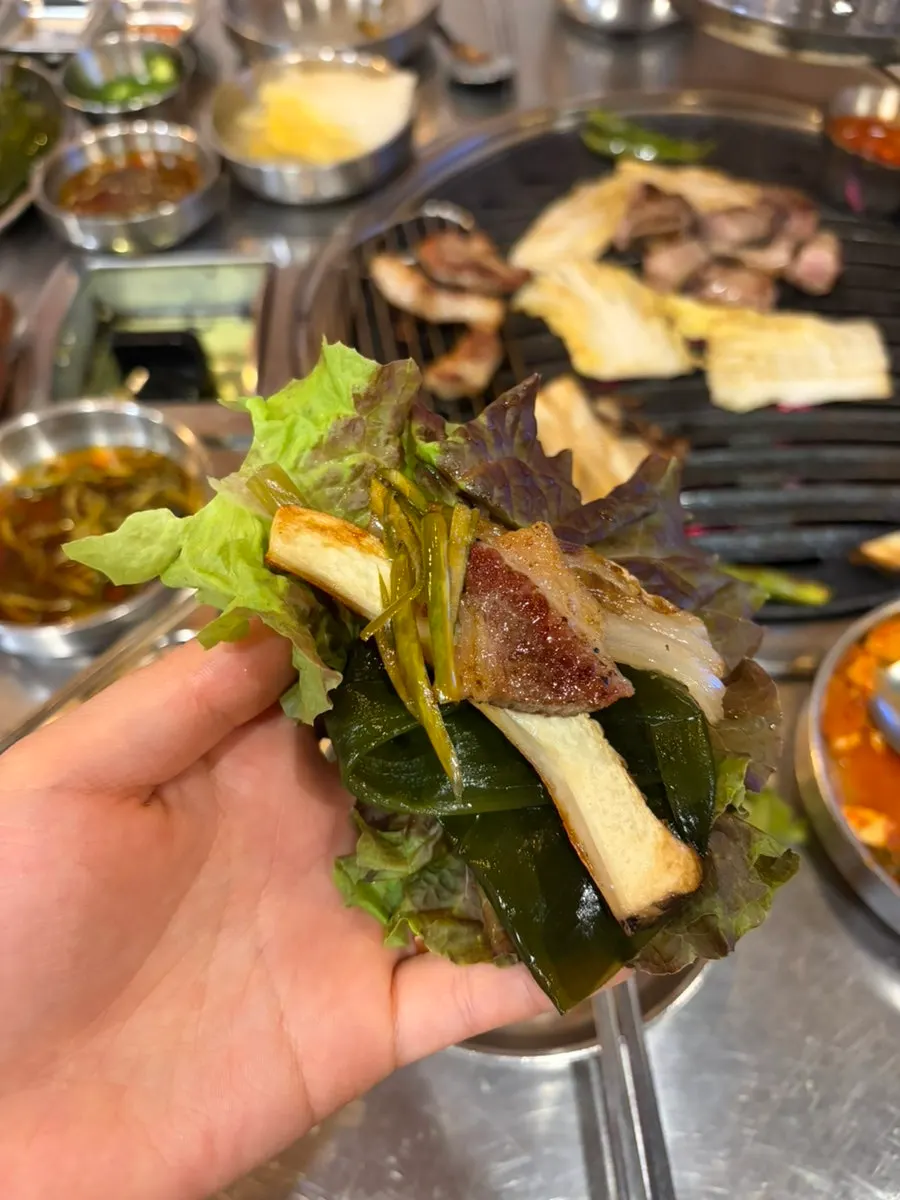숯불구이와 기본찬이 차려진 식사 마무리 상
