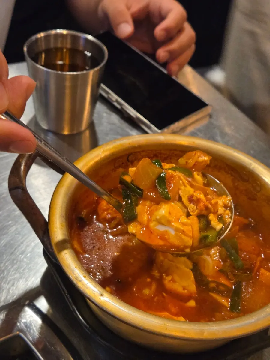 보글보글 끓는 얼큰 순두부찌개