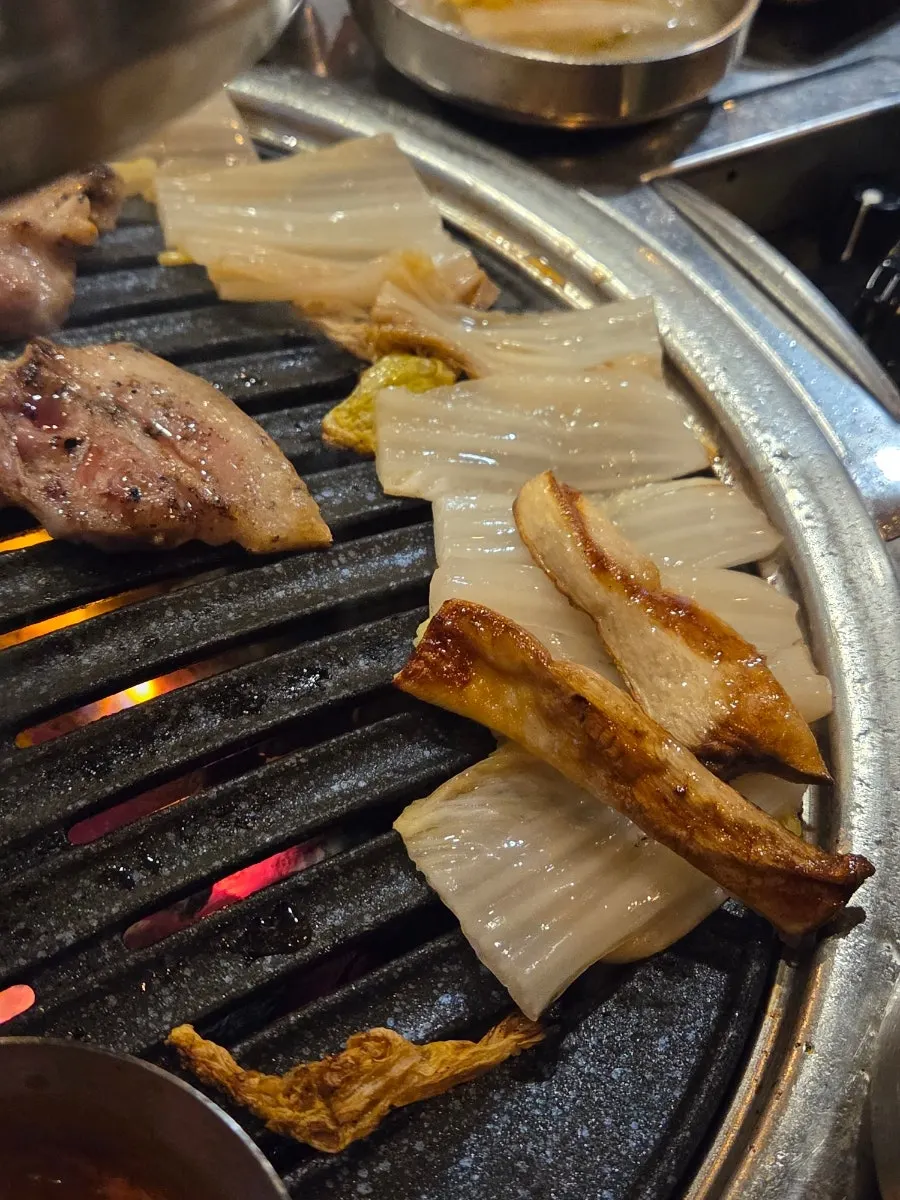 불판에 올려 끓인 멜젓과 백김치