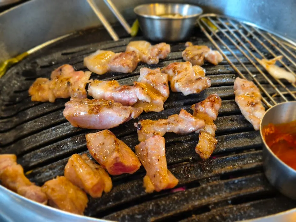 돼지공방 부천옥길동본점 테이블 모습