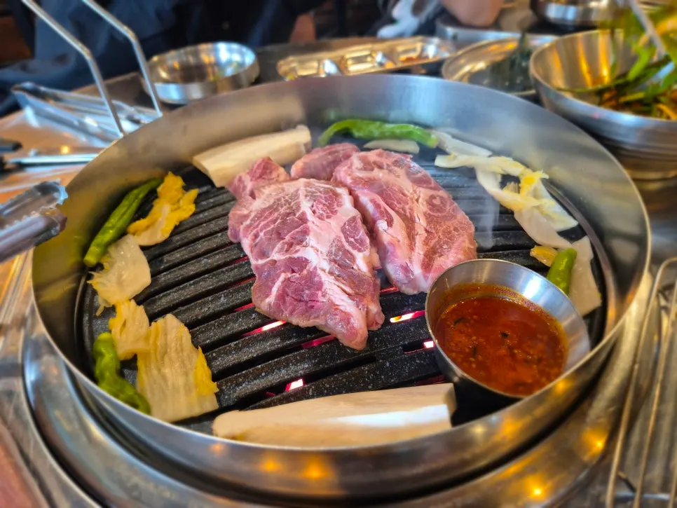 불판 위에서 구워지는 돼지고기