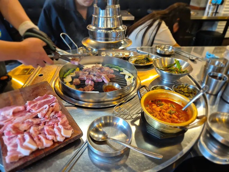 4인 가족이 함께한 고기 한상