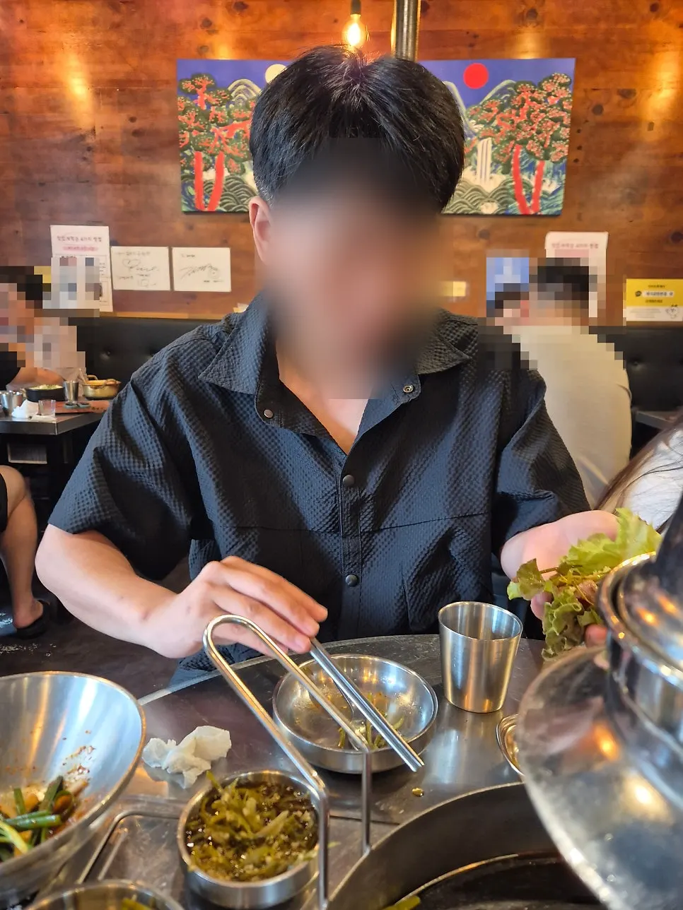 구운 백김치와 고기를 함께 올린 쌈