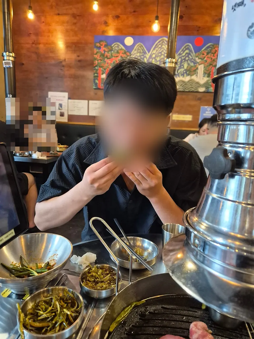 고기와 곁들임 반찬이 놓인 식탁