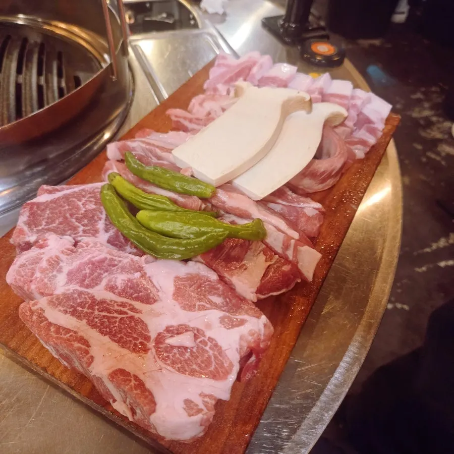 돼지공방 부천옥길동본점 고기 상차림