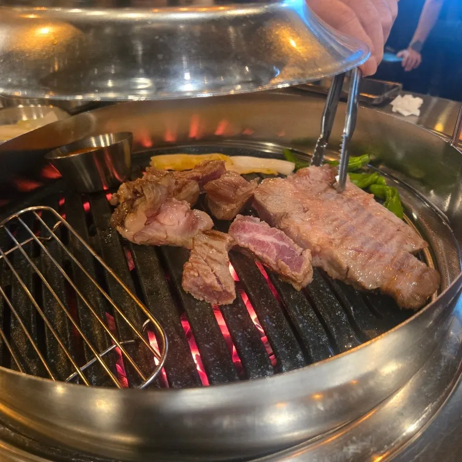불판 위에서 구워지는 돼지고기