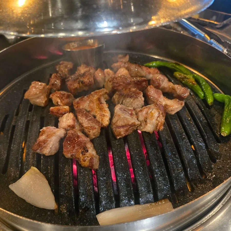 노릇하게 익어가는 모둠 고기
