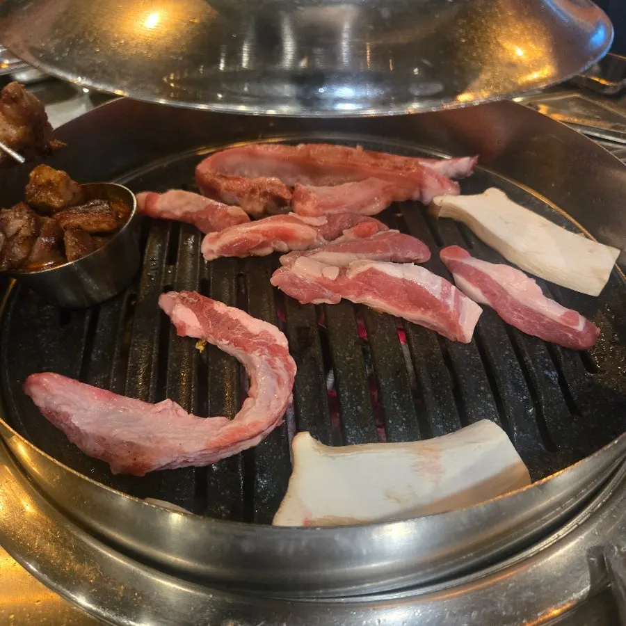 셀프바에서 가져온 반찬들