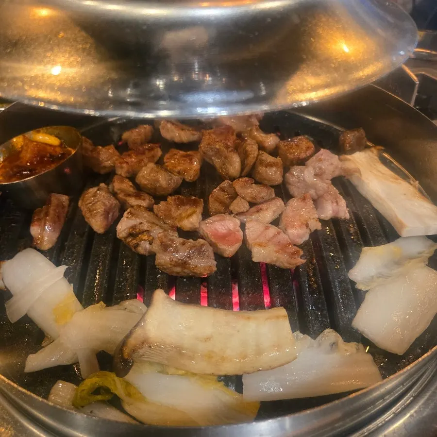 고기와 반찬이 함께 놓인 식탁