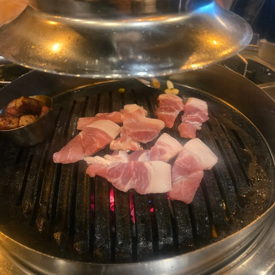 먹기 좋게 자른 고기 한 점