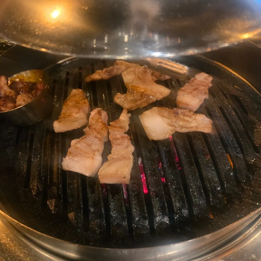 풍성하게 차려진 고기집 테이블