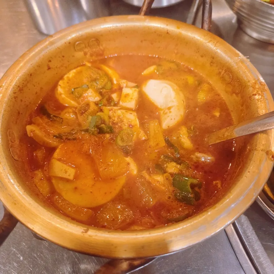 순두부찌개와 고기를 함께 먹는 상차림