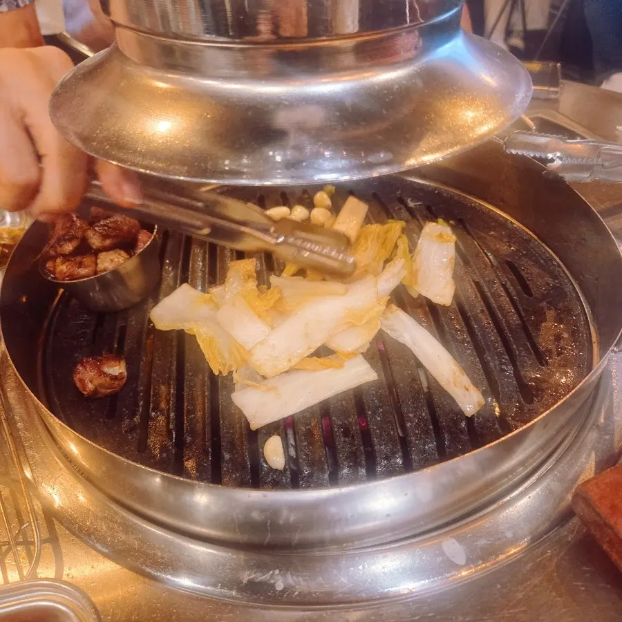 불판에 구운 백김치와 고기