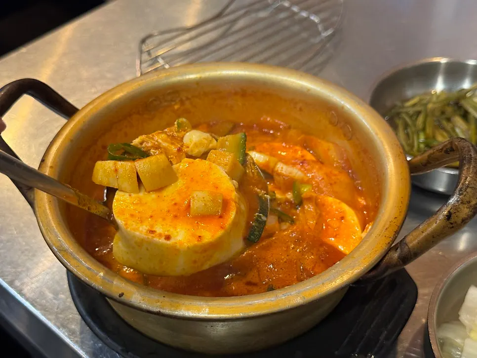 목살 굽기 도움 장면