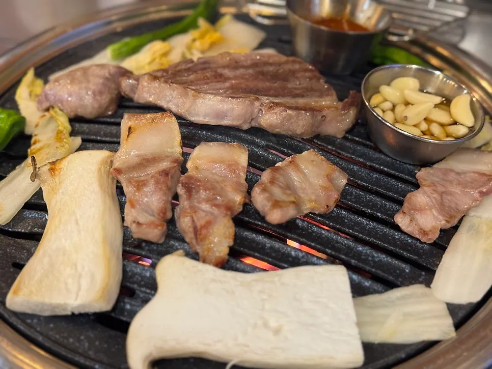 불판 위 목살과 꼬들살