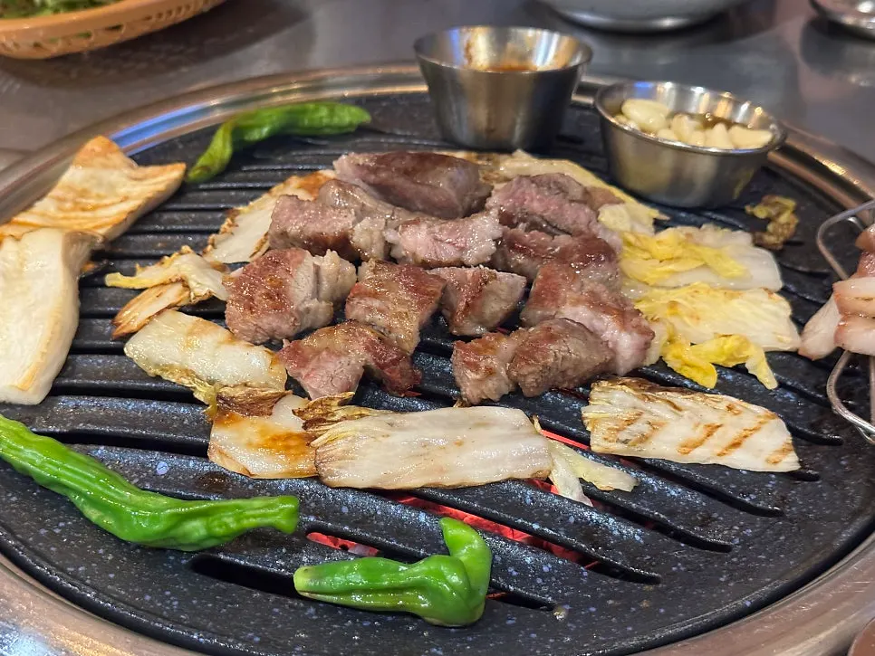 불판에 구운 백김치와 고기