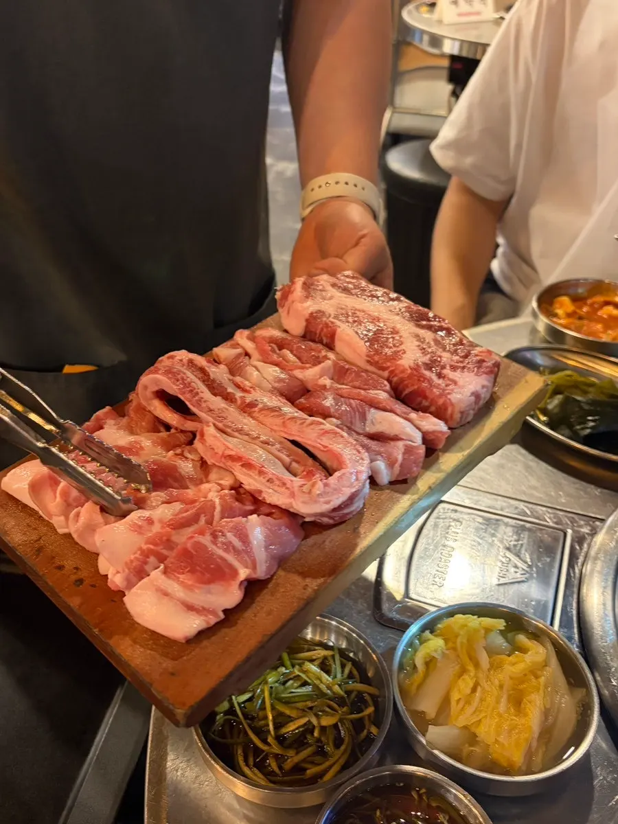 Meat order guide on the ventilation hood