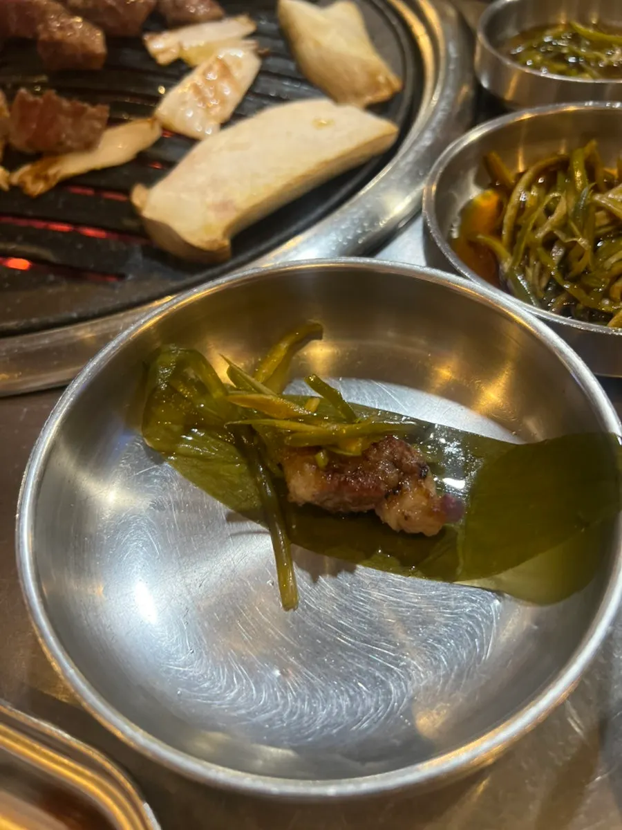Baekgimchi served with meat