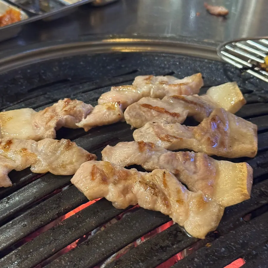 Fresh kkodeulsal pork cut