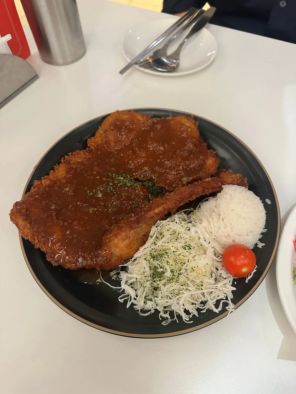 수제소스를 올린 초이 뼈 돈카츠