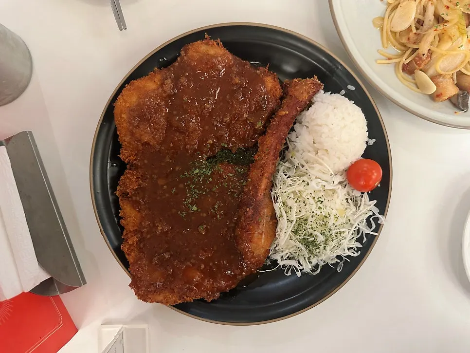 가위와 집게로 먹는 뼈 돈카츠