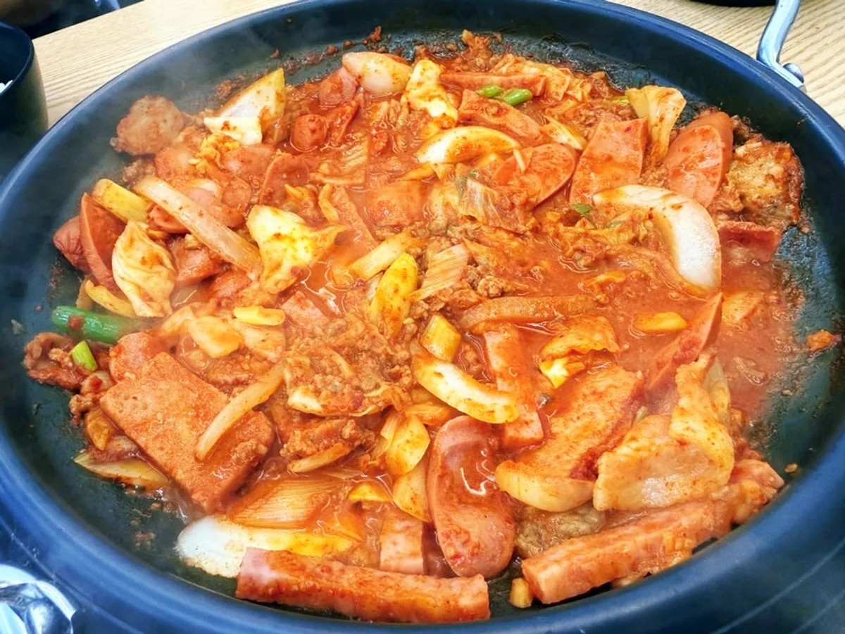 햄과 베이컨이 든 부대볶음