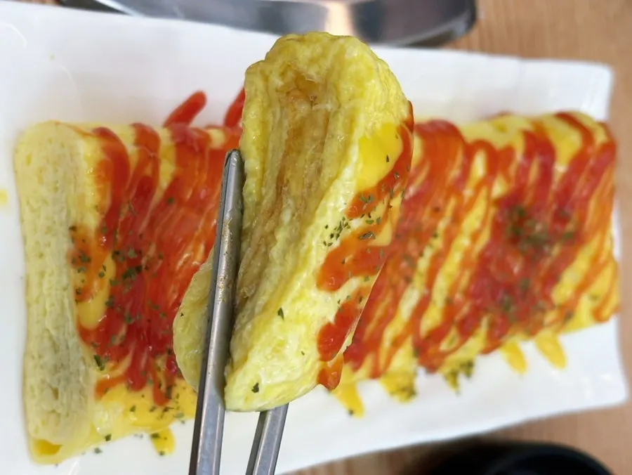 케첩을 듬뿍 올린 계란말이