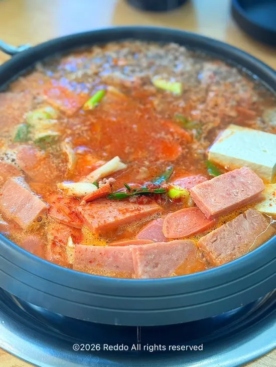 끓이는 부대찌개와 추가 사리