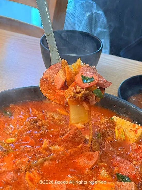 햄 사리를 더한 부대찌개