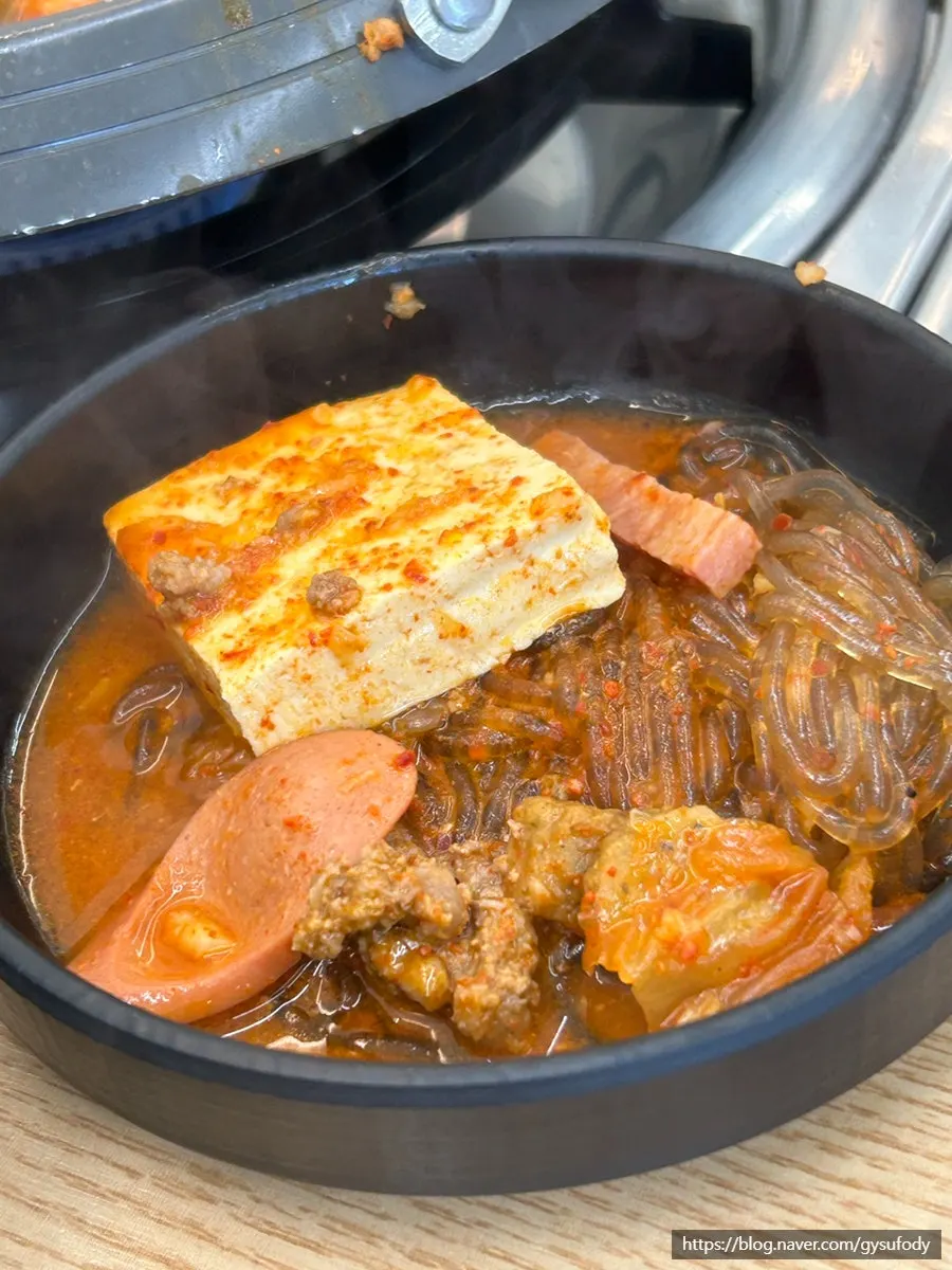 부대찌개 재료를 담은 앞접시