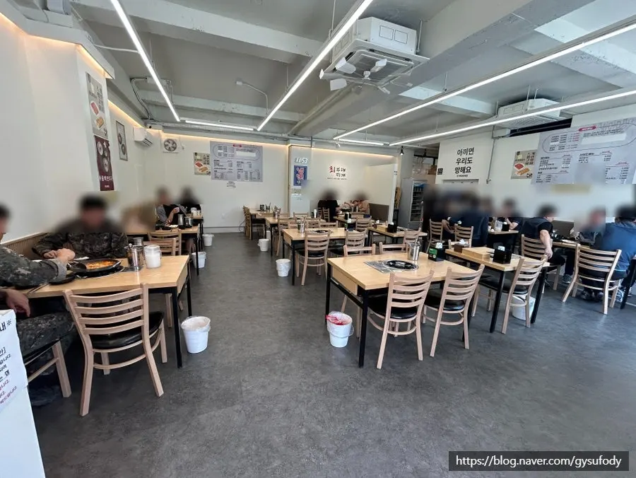 넓은 테이블 간격의 내부
