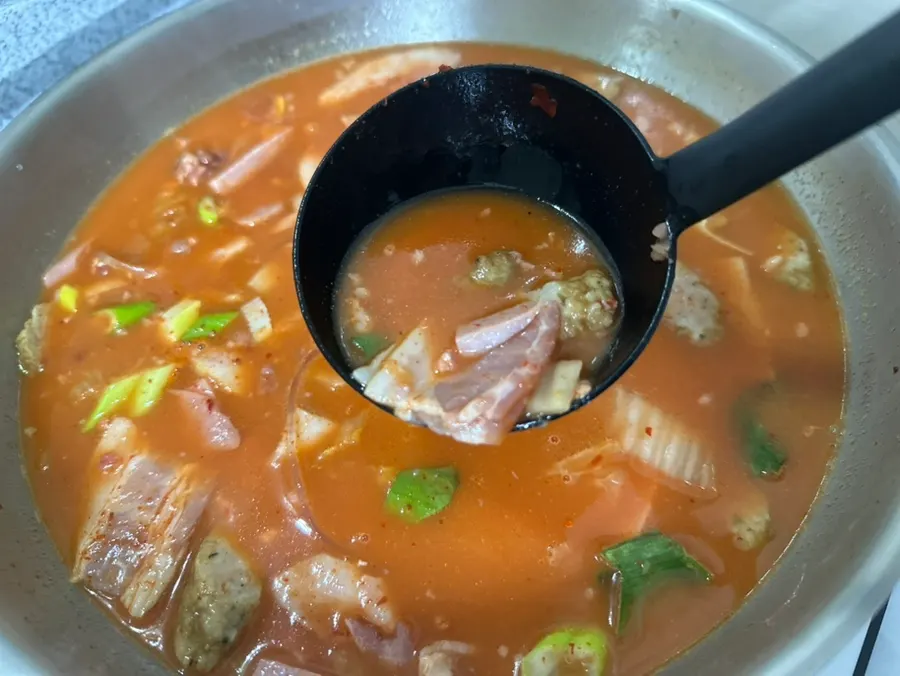Ham and glass noodle ingredients added to the broth