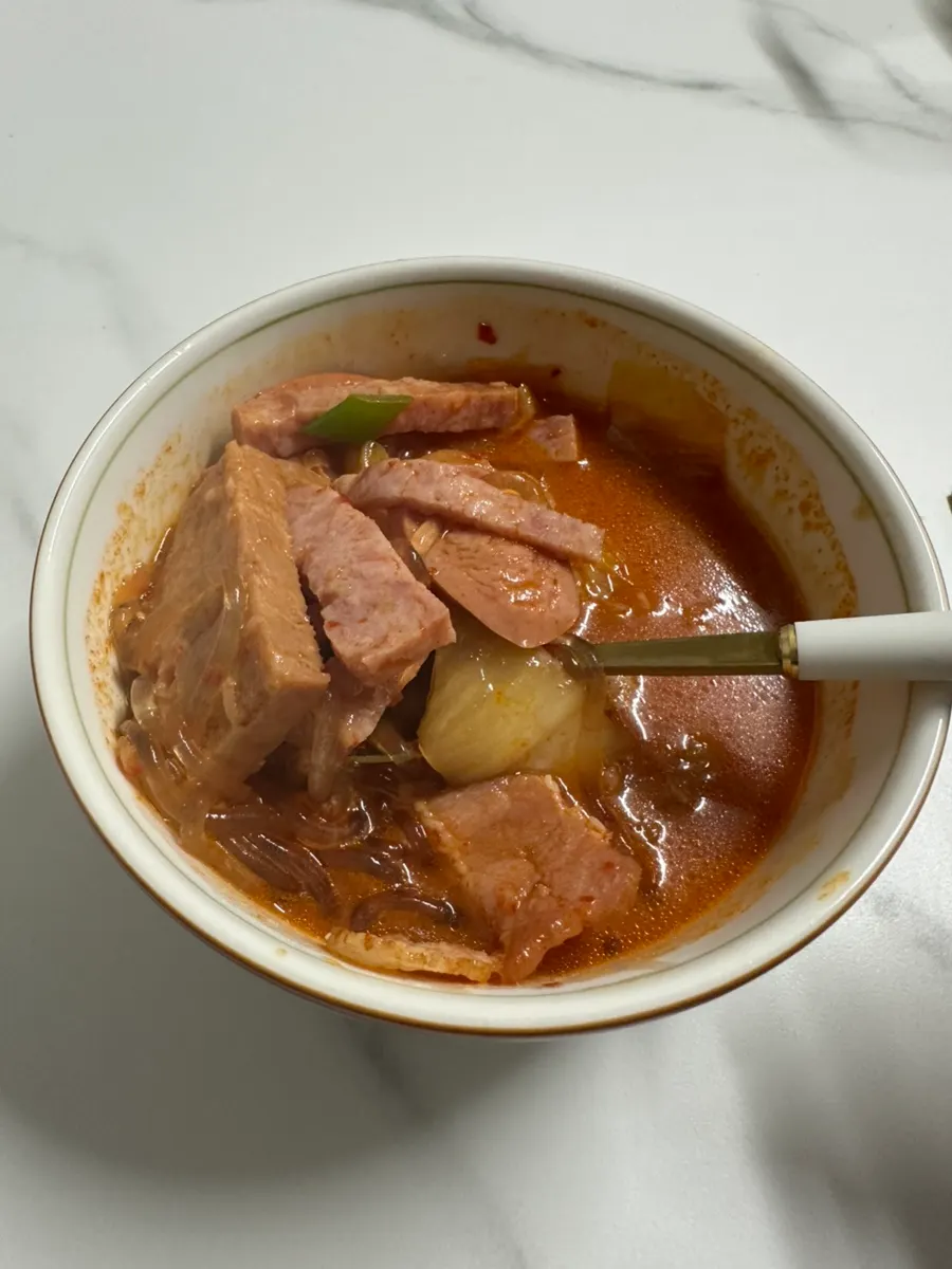 Budae-jjigae with kimchi and assorted ham