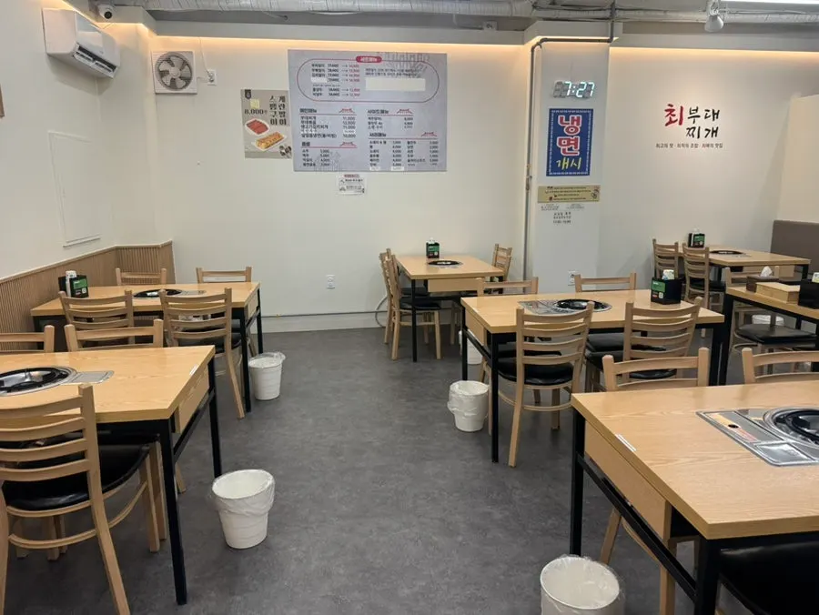 테이블 간격이 넓은 최부대찌개 홀 내부