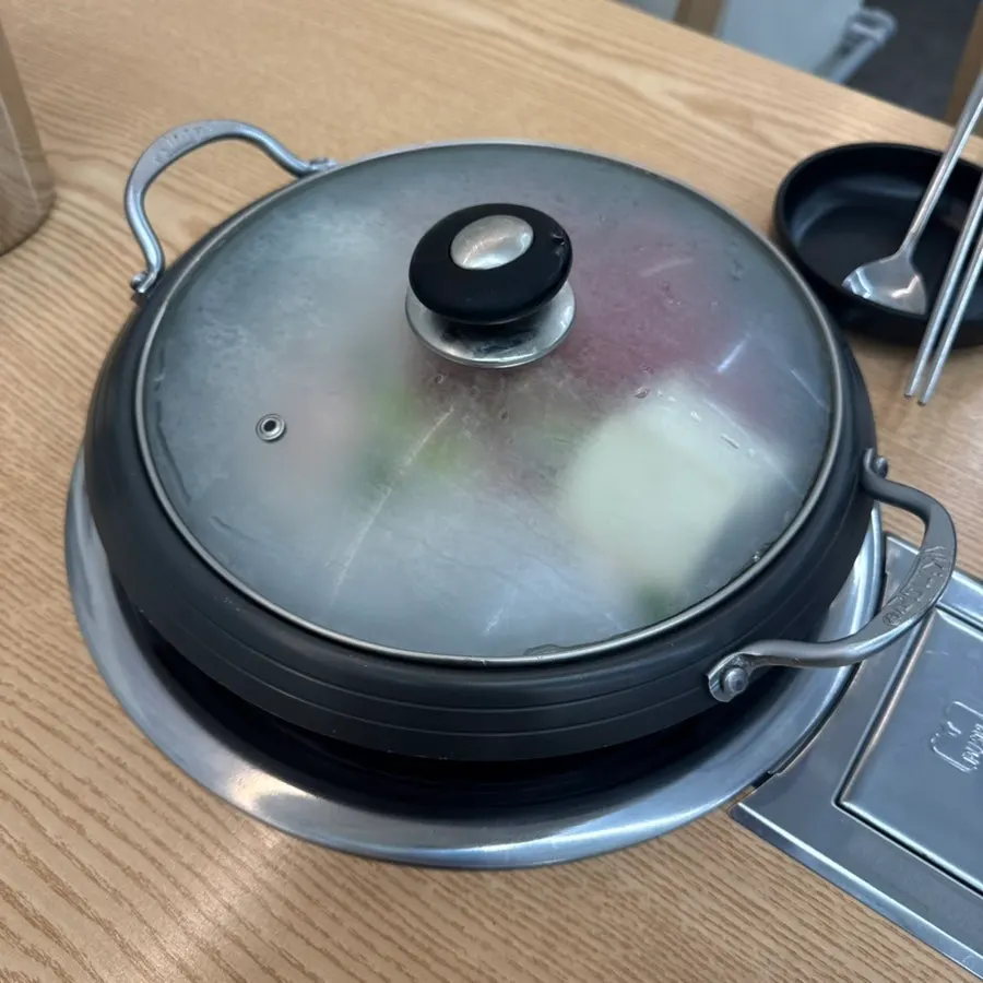 밑반찬과 매실차가 있는 셀프바