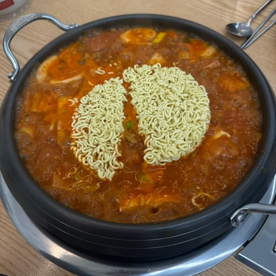 김치반 고기반으로 주문한 왕만두 4개