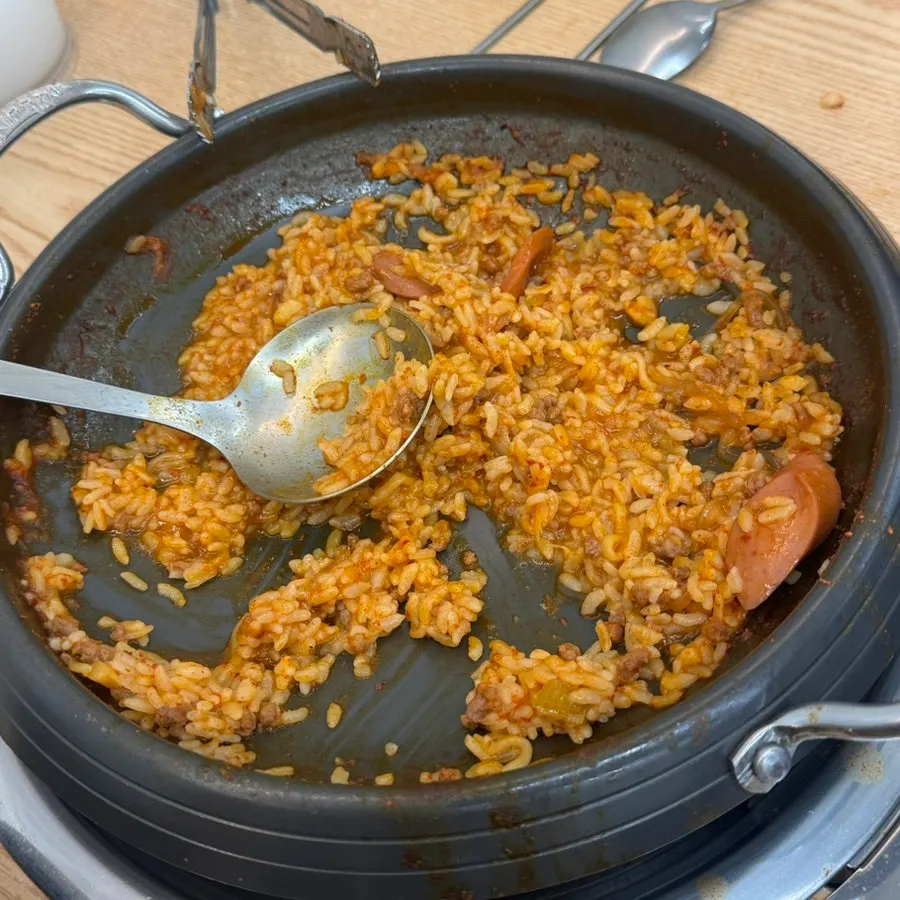 라면사리를 넣어 진해진 부대찌개 국물