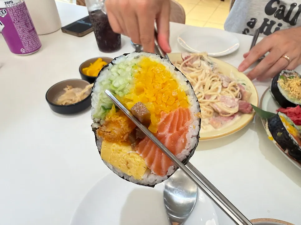 연어와 계란 오이를 곁들인 후토마끼