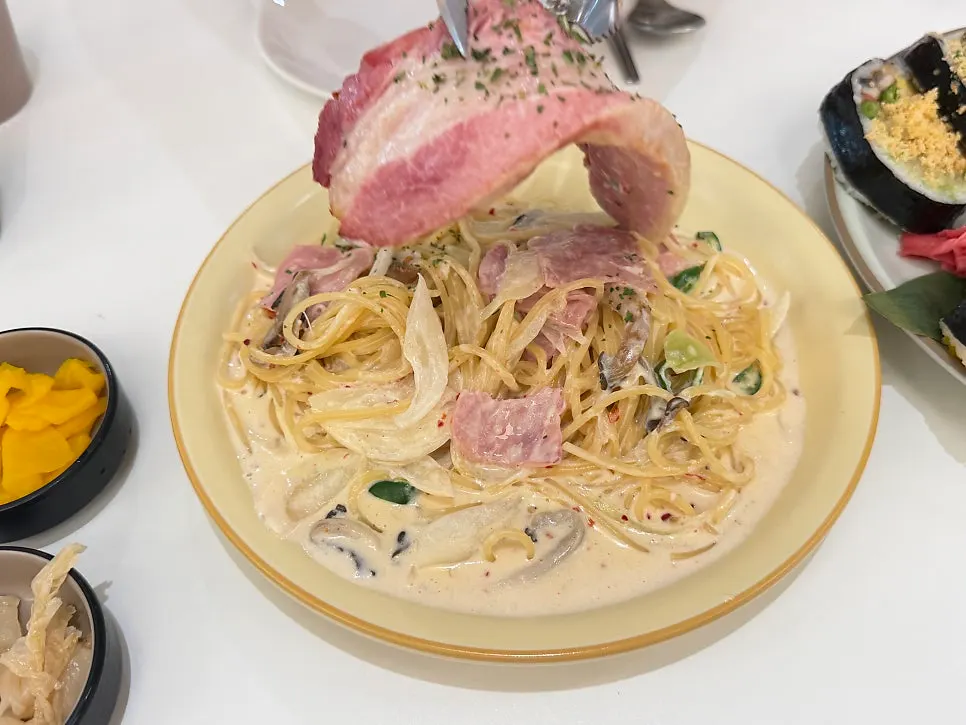 두툼한 통베이컨을 올린 크림파스타
